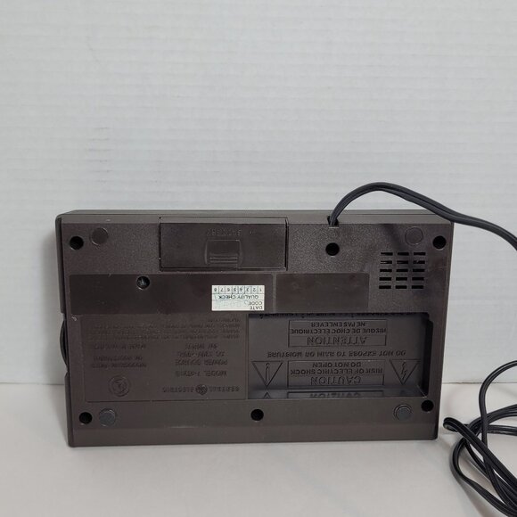 Vintage GE General Electric Alarm Clock Radio Brown Woodgrain AM/FM 7-4624 - Picture 8 of 11